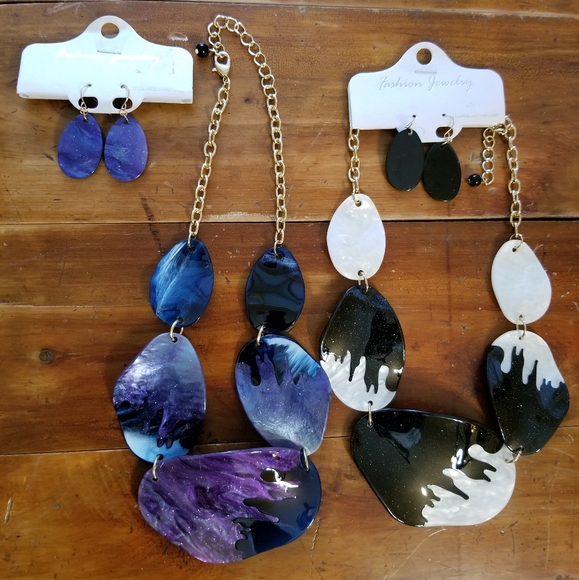 Black and white Acrylic Necklace & Earrings Set with Goldtone findings - Picture 16 of 16